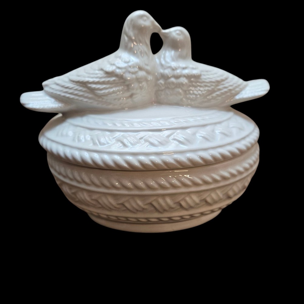 Vintage‎ Ceramic 2 Doves Covered Basket Textured Candy Trinket Dish 5"